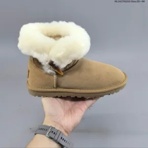 UGG warm and shock-absorbing snow boots