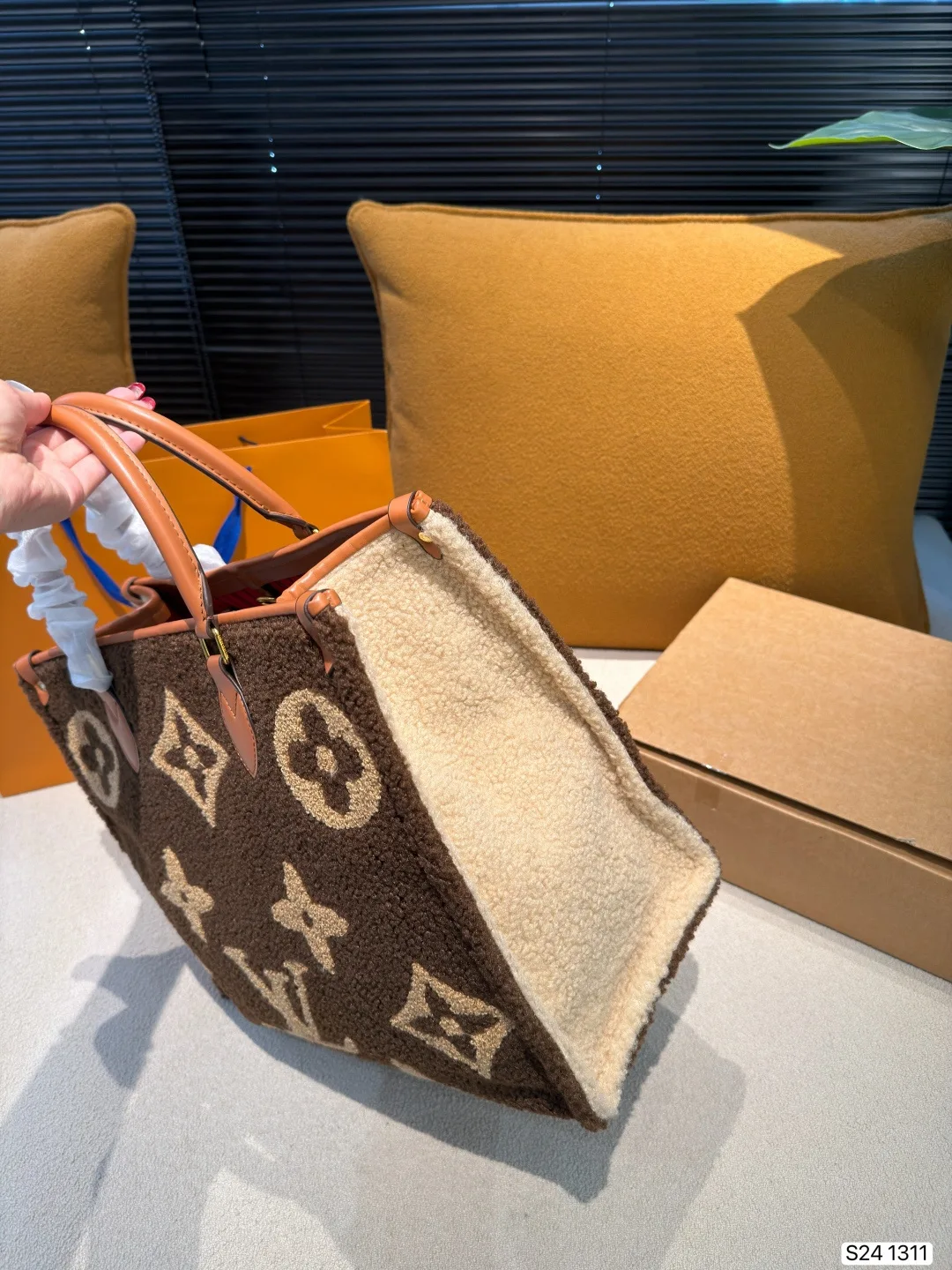 LV Teddy Speedy Twist Warm Lamb Wool Onthego Tote Bags - Image 9