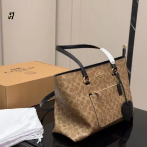 Coach Classic Logo Shopping Tote Hand Bags