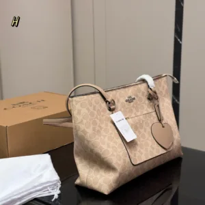 Coach Classic Logo Shopping Tote Hand Bags