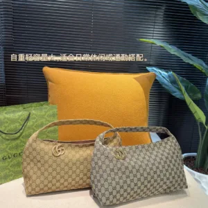 GUCCI New Original 87588 half moon Handbag