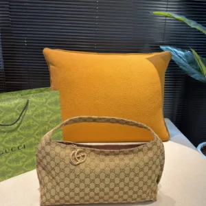 GUCCI New Original 87588 half moon Handbag