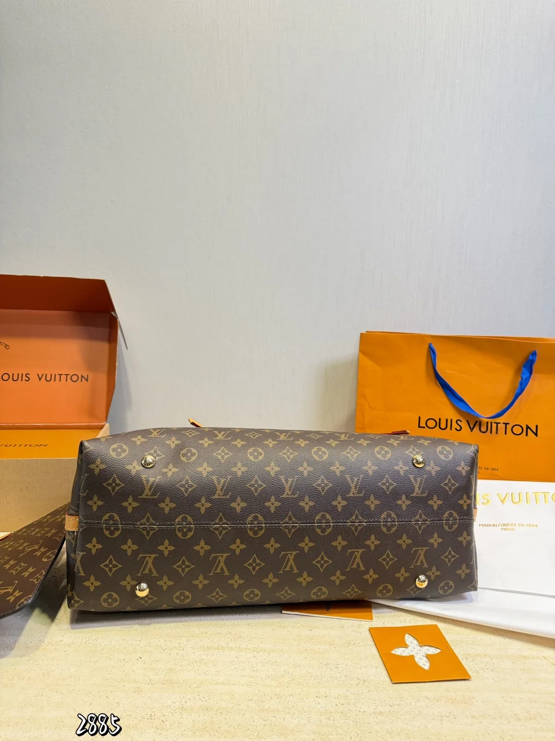 LV Carryall Large Tote Handbags - Image 4