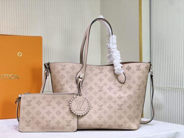 LV inner compartment is equipped detachable zipper bags - compartment, detachable, equipped, inner, shoulder