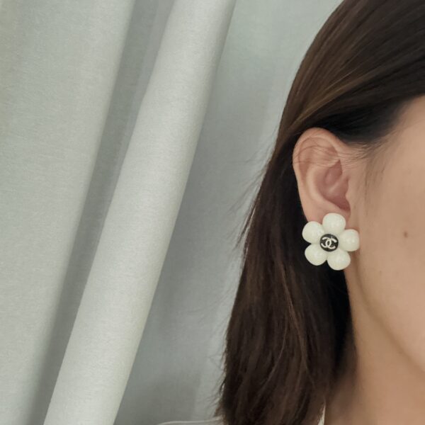 Chanel C508 23c New Enamel Small White Flower Earrings - 23c, c508, Chanel, earrings, enamel, flower, new, small, white
