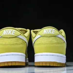 Nike FJ1674 700 SB DUNK LOW SATURN GOLD/SAIL-SATURN GOLD-SOLAR FLARE-GUM LIGHT BROWN-SAFETY ORANGE
