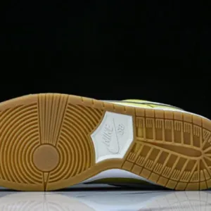 Nike FJ1674 700 SB DUNK LOW SATURN GOLD/SAIL-SATURN GOLD-SOLAR FLARE-GUM LIGHT BROWN-SAFETY ORANGE