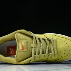 Nike FJ1674 700 SB DUNK LOW SATURN GOLD/SAIL-SATURN GOLD-SOLAR FLARE-GUM LIGHT BROWN-SAFETY ORANGE