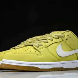 Nike FJ1674 700 SB DUNK LOW SATURN GOLD/SAIL-SATURN GOLD-SOLAR FLARE-GUM LIGHT BROWN-SAFETY ORANGE