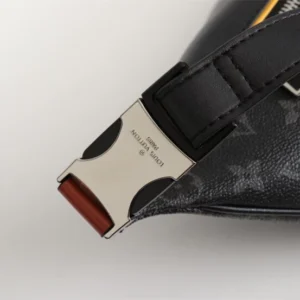 LOUIS VUITTON M95055 Men’s new Discovery waist bag