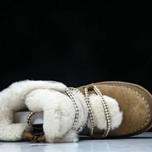 UGG WS1174574 THE NEW AUTUMN WOMEN’S SNOW BOOTS ARE COMFORTABLE WARM AND CASUAL WHITE/COFFEE