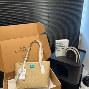 COACH 7002 Zip Top Tote shopping hand bags