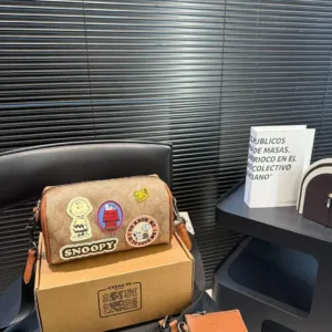 Coach Snoopy collaborates on tote hand bags