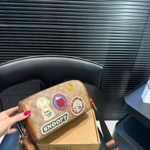 Coach Snoopy collaborates on tote hand bags