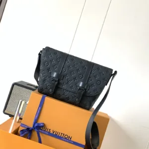 M28324 M28115 Christopher Messenger Bag