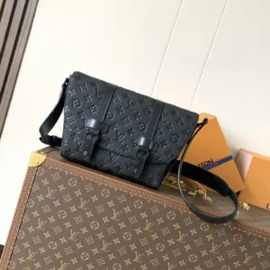 M28324 M28115 Christopher Messenger Bag