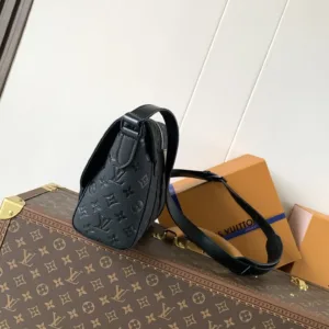 M28324 M28115 Christopher Messenger Bag