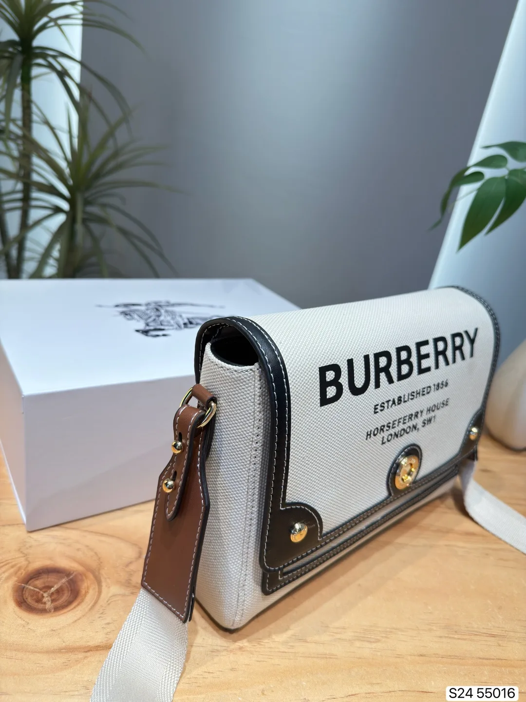 Burberry baguette handbag - Image 4