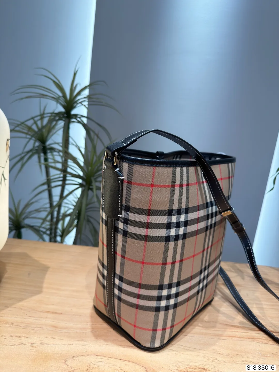 Burberry classic plaid bucket handbag - Image 7