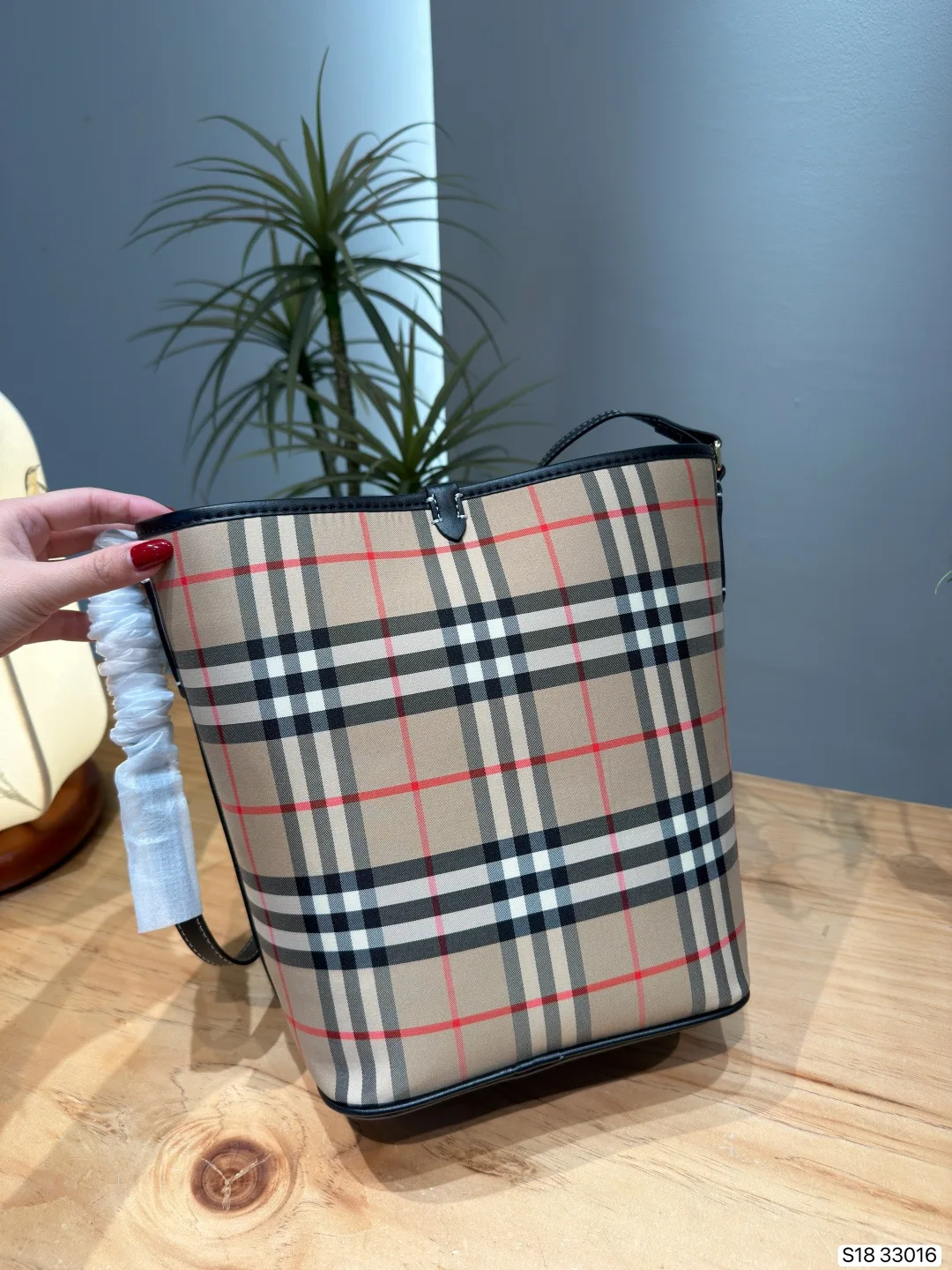 Burberry classic plaid bucket handbag - Image 6