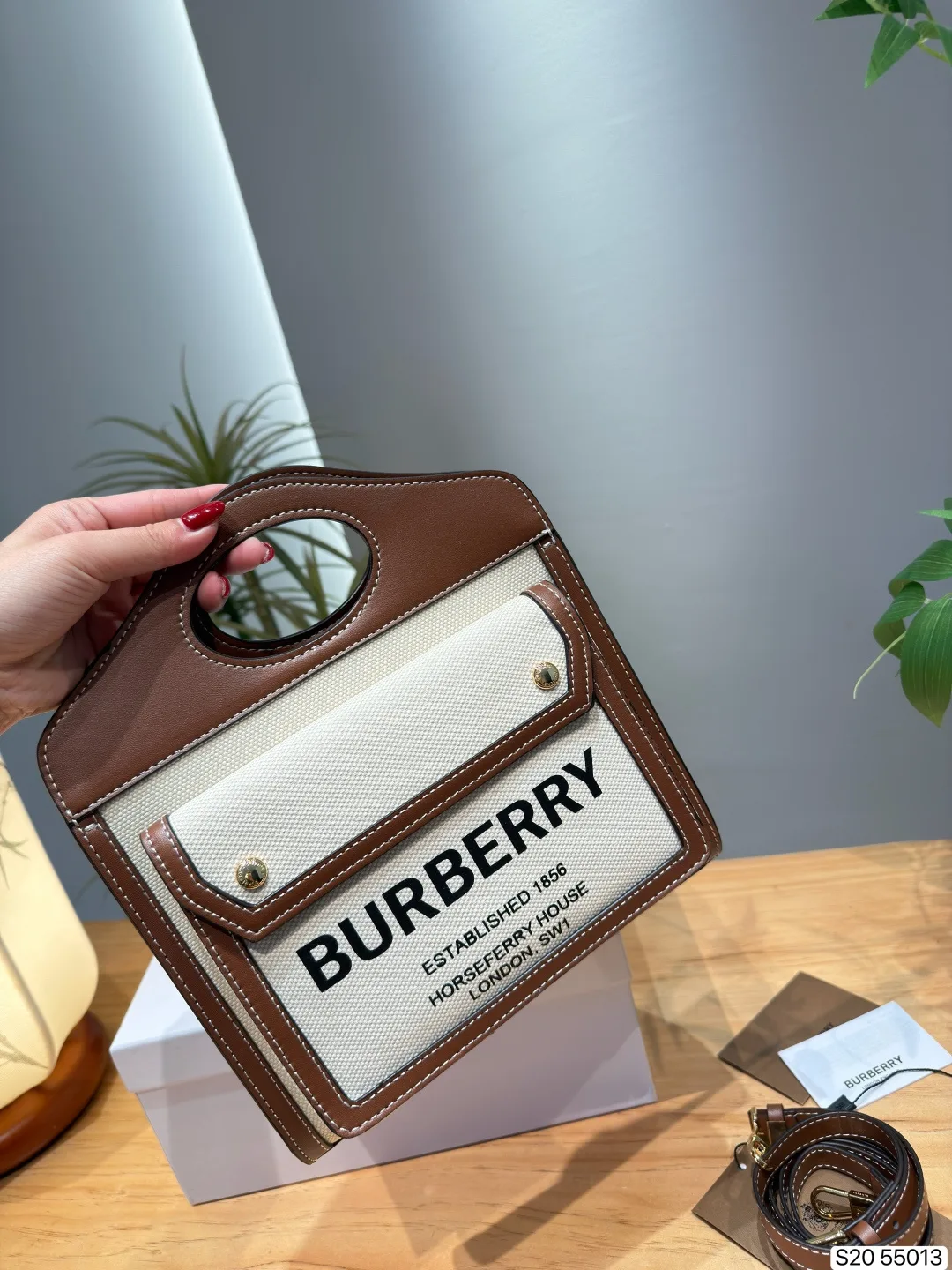 Burberry vintage mailman handbag - Image 8
