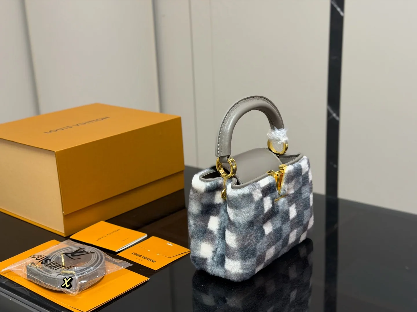 L&V Capucines Taurillon Tote Hand Bags