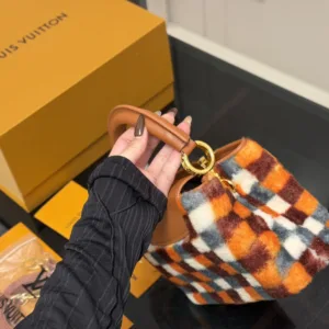 L&V Capucines Taurillon Tote Hand Bags
