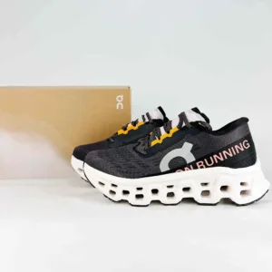 On cloudflyer Cloudmonster 3 Hyper Sneakers
