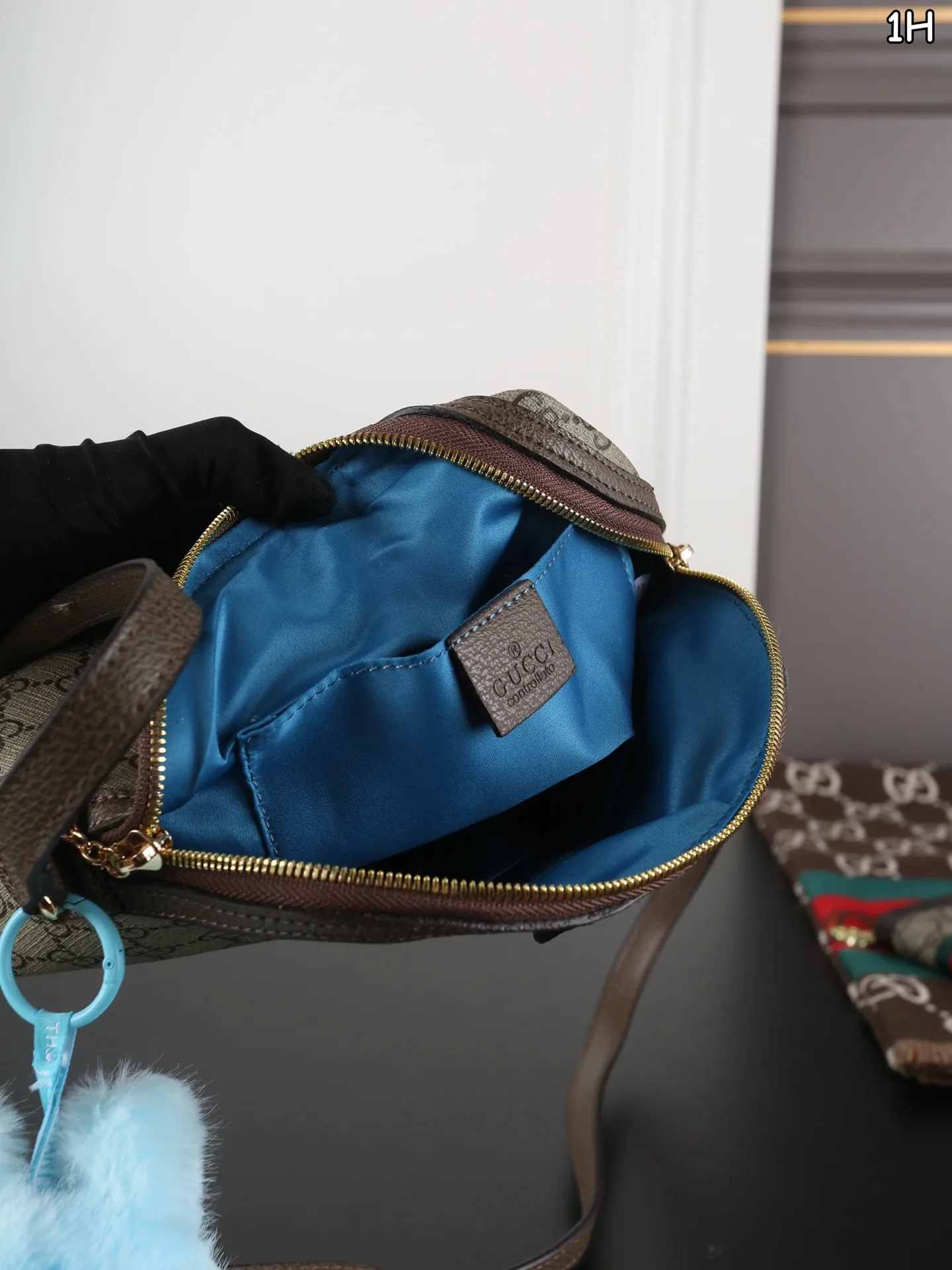 GUCCI Shell Bag Doll Pendant Scarf Wallet - Image 8