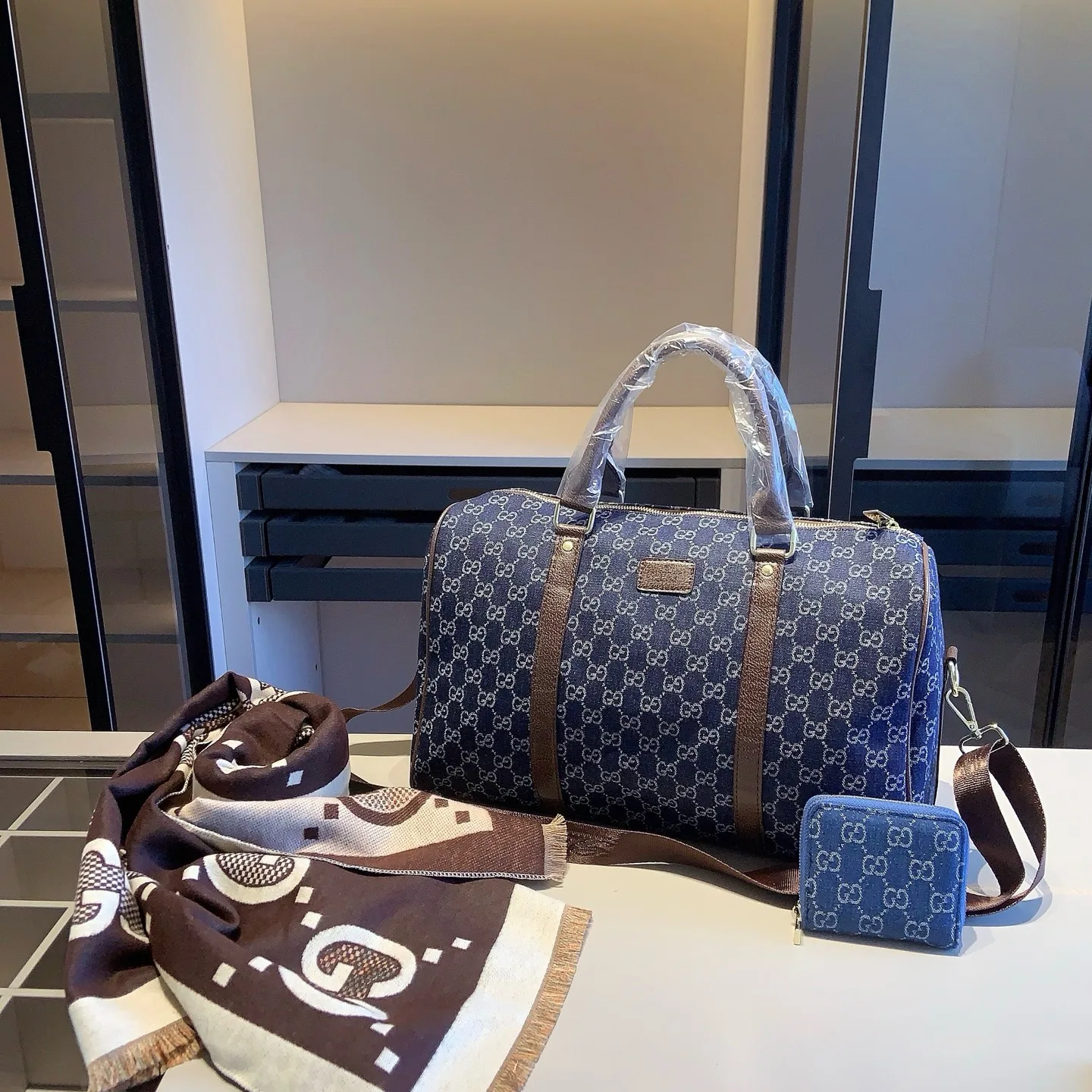 GUCCI travel bag scarf home wallet X868 combination - Image 9
