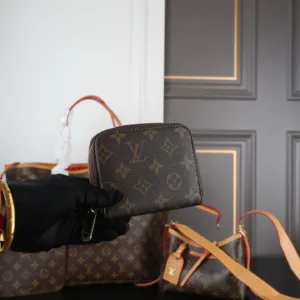LV neverfull shopping bag carryall armpit bag wallet