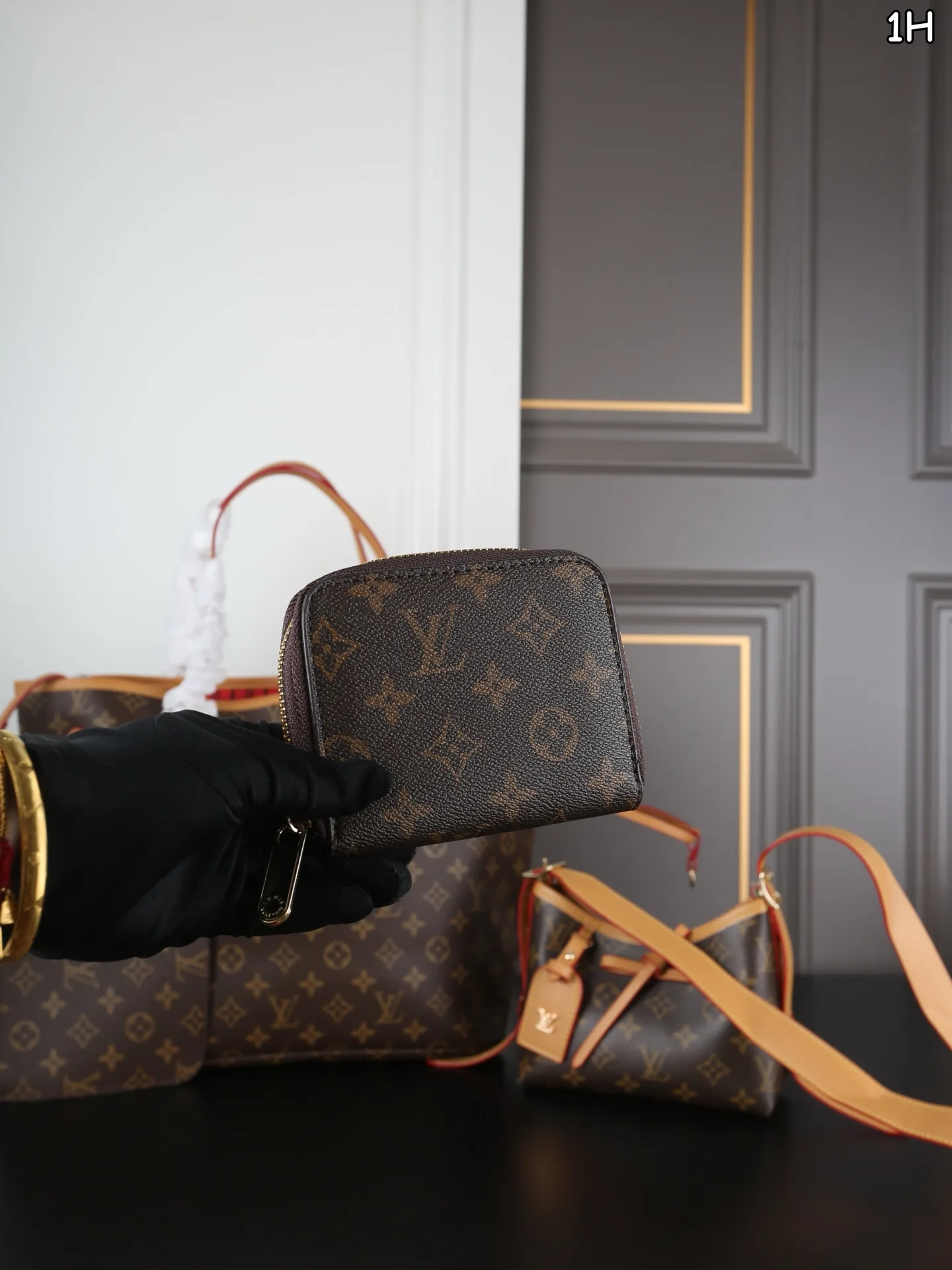 LV neverfull shopping bag carryall armpit bag wallet - Image 2
