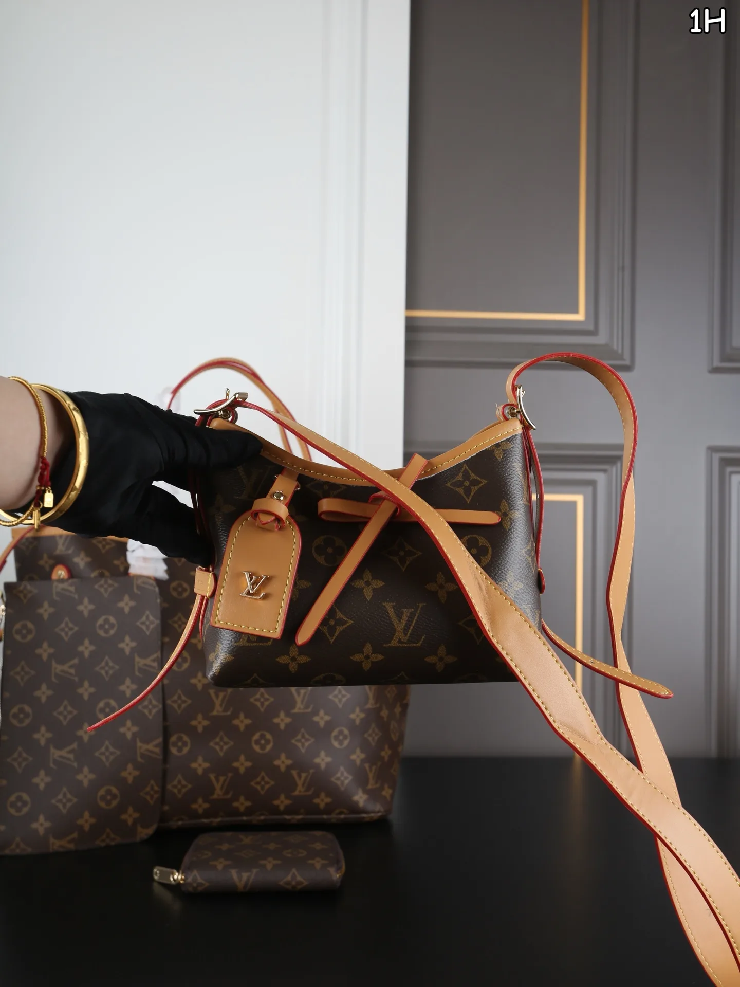 LV neverfull shopping bag carryall armpit bag wallet - Image 3