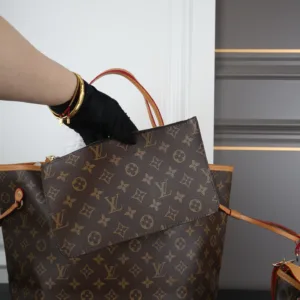 LV neverfull shopping bag carryall armpit bag wallet