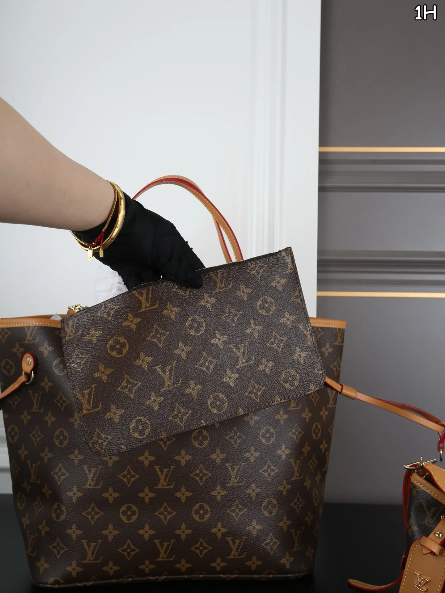 LV neverfull shopping bag carryall armpit bag wallet - Image 4