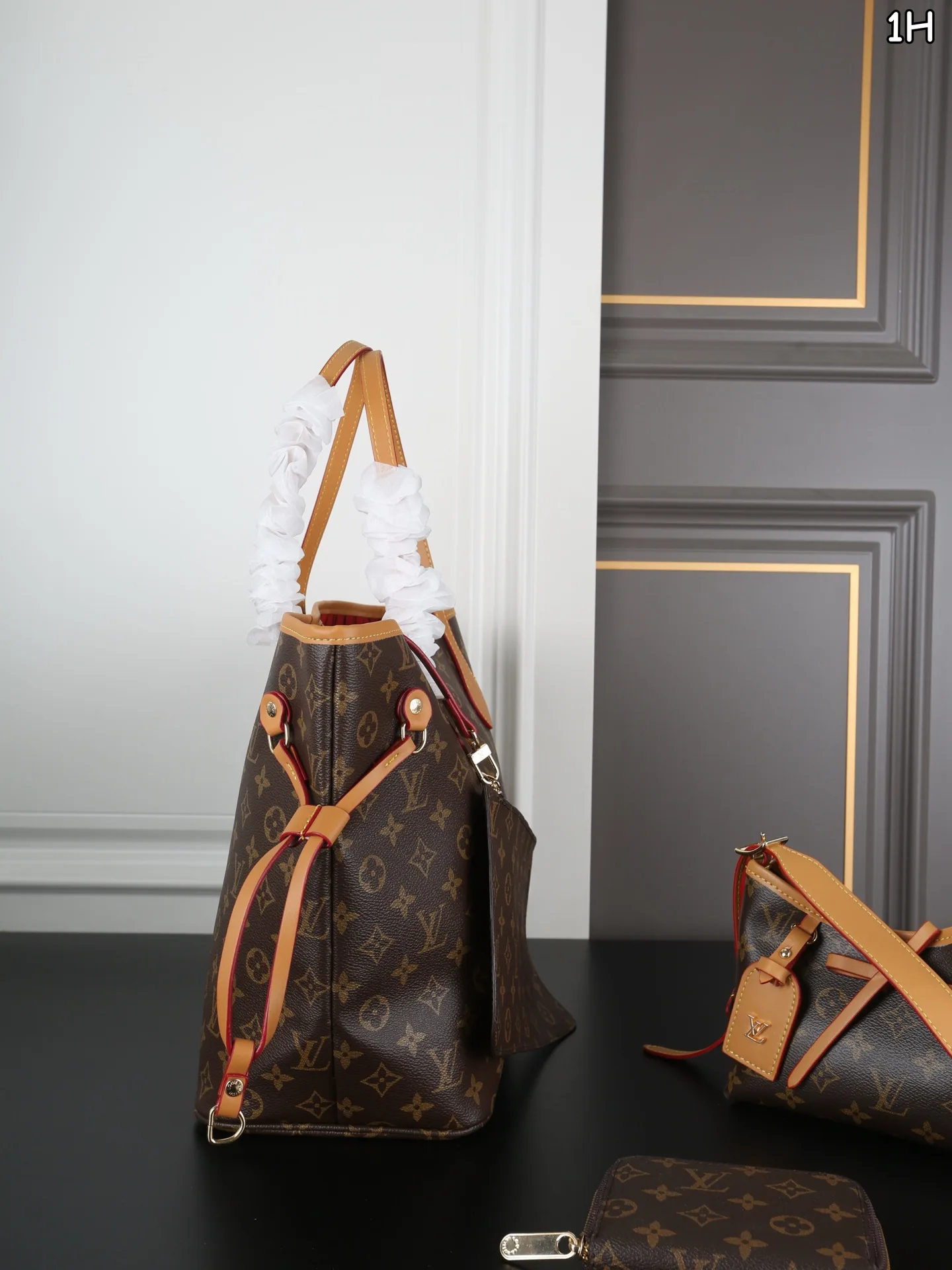 LV neverfull shopping bag carryall armpit bag wallet - Image 5