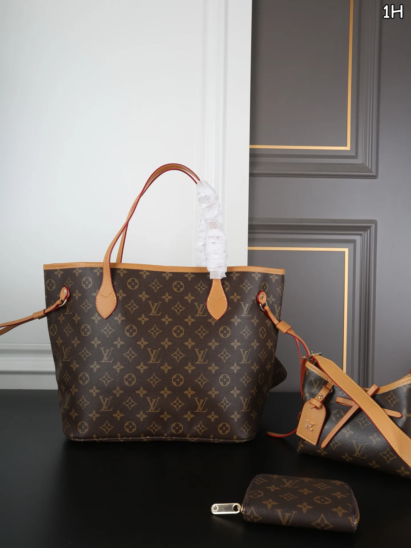LV neverfull shopping bag carryall armpit bag wallet - Image 6