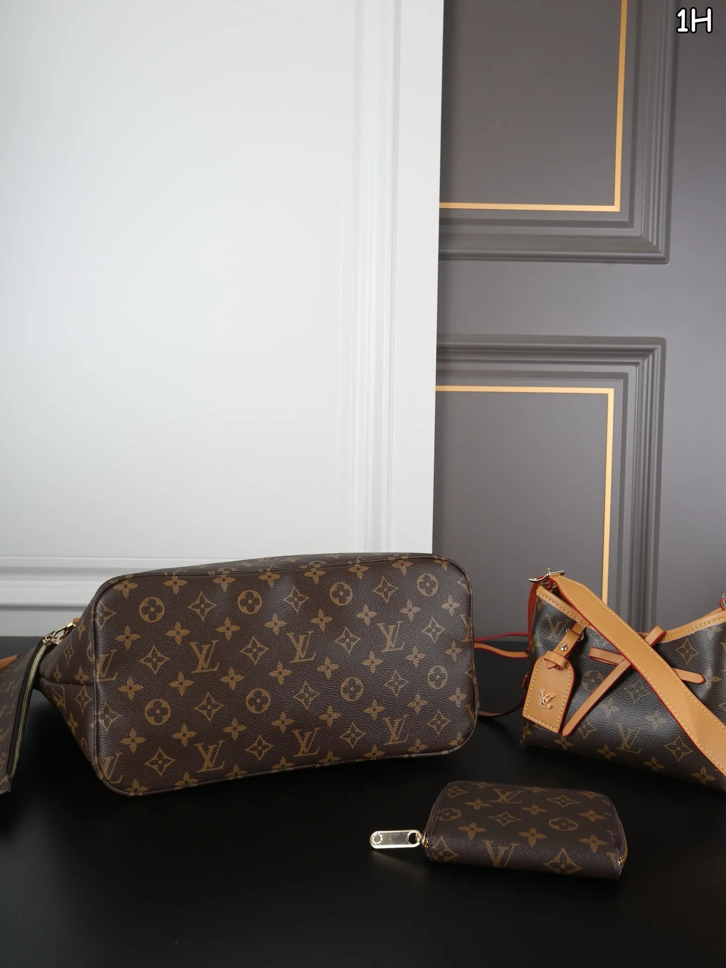LV neverfull shopping bag carryall armpit bag wallet - Image 7