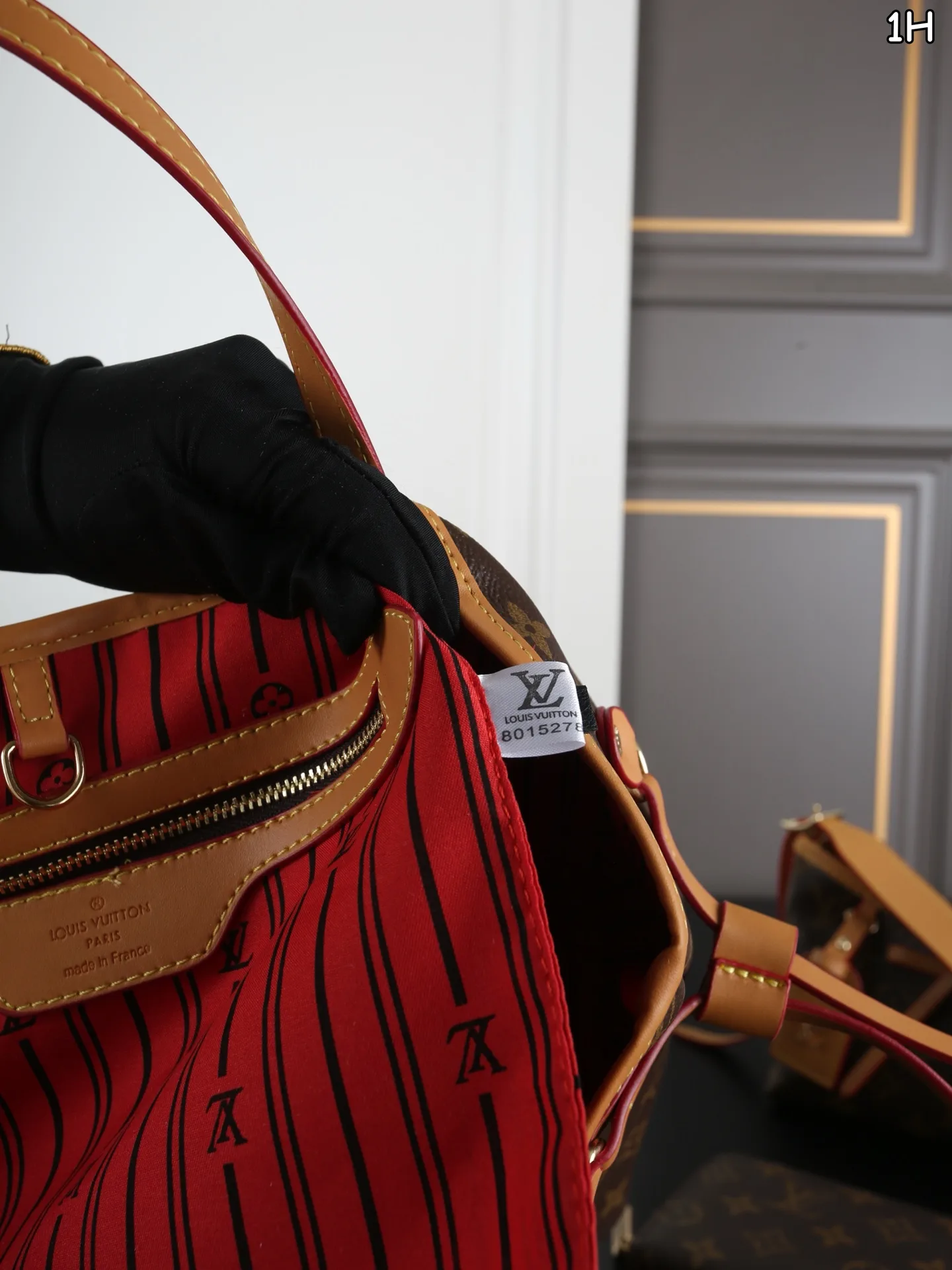 LV neverfull shopping bag carryall armpit bag wallet - Image 9